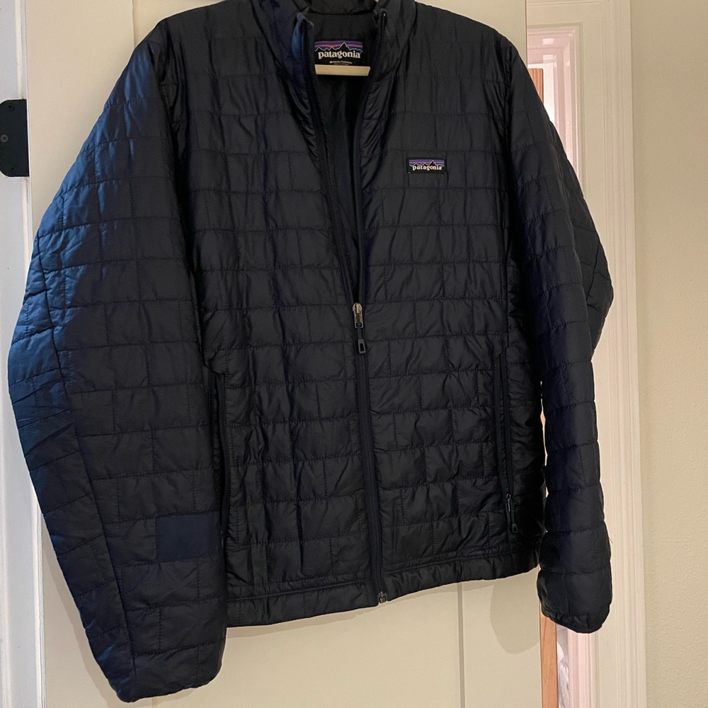 Men’s navy blue Patagonia down jacket / shell